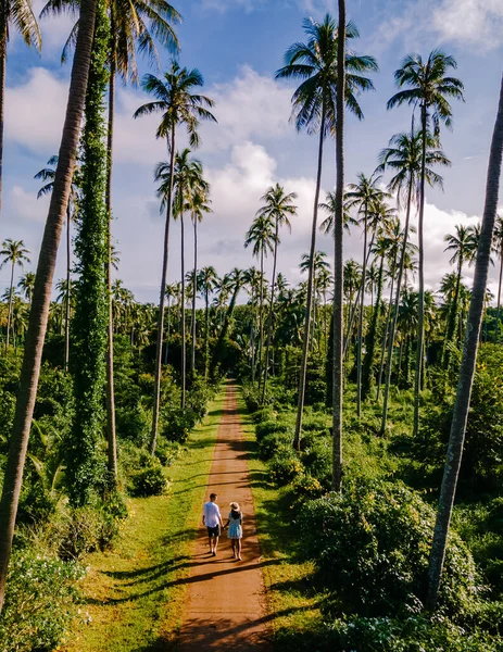 Mężczyźni Kobiety Spacerujący Drodze Palmami Tropikalnej Wyspie Koh Mak Tajlandii — Zdjęcie stockowe