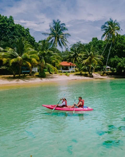 Hommes Femmes Kayak Dans Océan Île Tropicale Koh Mak Thaïlande — Photo