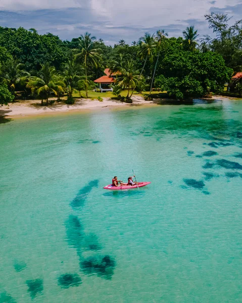 Homens Mulheres Caiaque Oceano Ilha Tropical Koh Mak Tailândia Homens — Fotografia de Stock