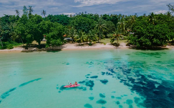 Uomini Donne Kayak Nell Oceano Dell Isola Tropicale Koh Mak — Foto Stock