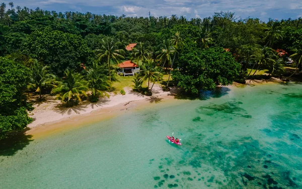 Homens Mulheres Caiaque Oceano Ilha Tropical Koh Mak Tailândia Homens — Fotografia de Stock