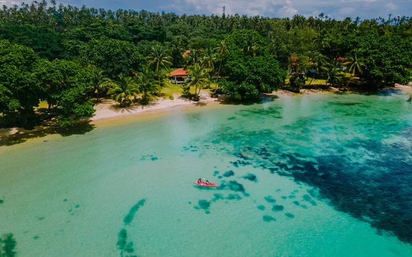 Uomini Donne Kayak Nell Oceano Dell Isola Tropicale Koh Mak — Foto Stock