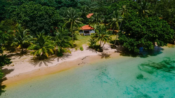 Praia Branca Com Palmeiras Oceano Azul Ilha Koh Mak Tailândia — Fotografia de Stock