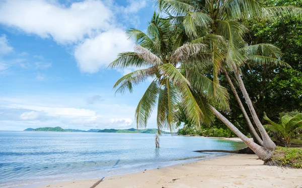 在泰国国茂岛的白色海滩上 有棕榈树和蓝色的大海 — 图库照片