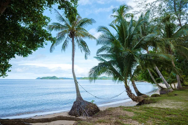 Weißer Strand Mit Palmen Und Blauem Meer Auf Der Insel — Stockfoto