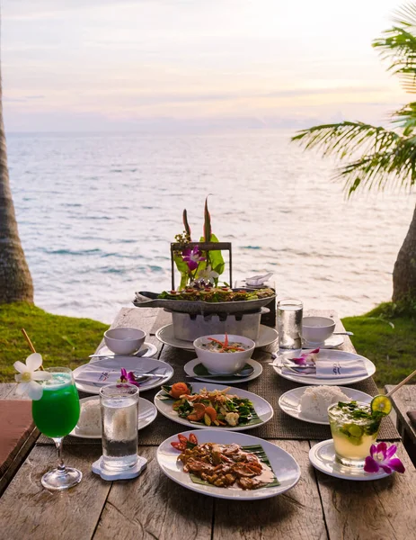 タイ料理とビーチでのロマンチックなディナー タイの島の夕日 — ストック写真