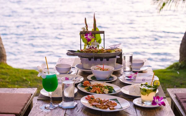 Koh Mak Tayland Adasında Gün Batımında Tayland Yemeğiyle Sahilde Romantik — Stok fotoğraf