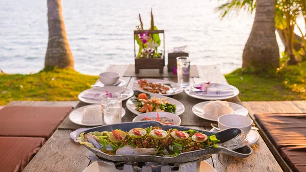 Jantar Romântico Praia Com Comida Tailandesa Durante Pôr Sol Ilha — Fotografia de Stock