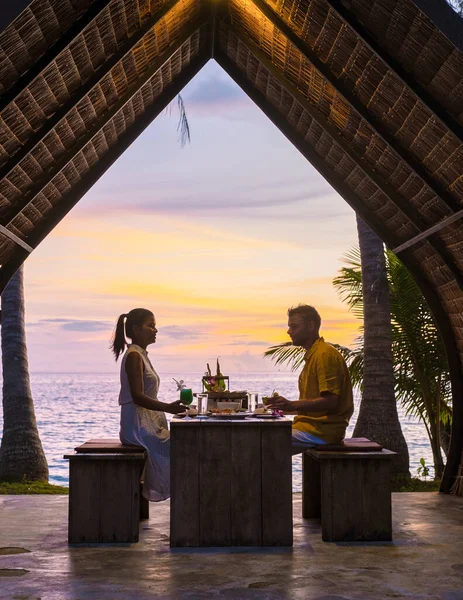 Dîner Romantique Sur Plage Avec Nourriture Thaïlandaise Pendant Coucher Soleil — Photo