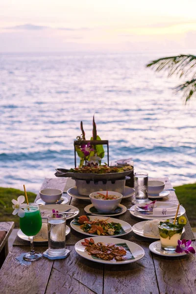 Cena Romantica Sulla Spiaggia Con Cibo Tailandese Durante Tramonto Sull — Foto Stock