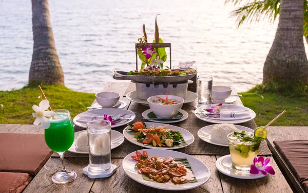タイ料理とビーチでのロマンチックなディナー タイの島の夕日 — ストック写真