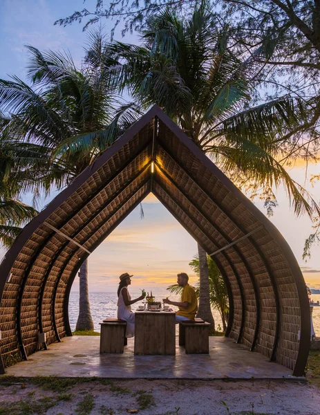 Jantar Romântico Praia Com Comida Tailandesa Durante Pôr Sol Ilha — Fotografia de Stock