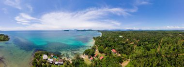 Mavi okyanus ve beyaz plajlı Koh Mak Tayland tropikal adasının insansız hava aracı görüntüsü. Koh Mak 'taki turkuaz renkli okyanus.