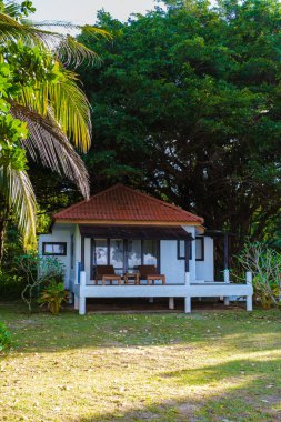 Koh Mak Tayland, güzel bir yaz günü Koh Mak adasında tropik bir sahilde bir plaj evi.