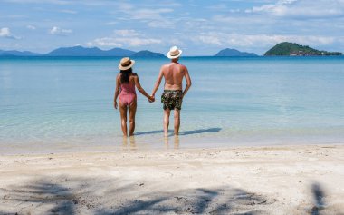 Koh Mak Tayland, plajda birkaç erkek ve kadının olduğu tropikal plaj Tayland 'da Koh Mak Trat' taki beyaz plajda panoramik manzara.