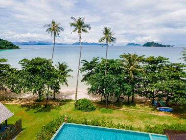 Tropik bir adada lüks bir yüzme havuzu. 