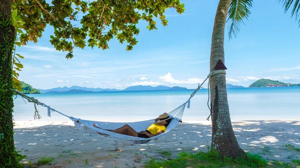 Mujeres Asiáticas Durmiendo Bajo Una Palmera Una Hamaca Playa Hamaca — Foto de Stock