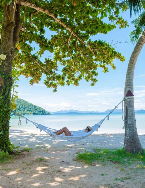 Mulheres Asiáticas Dormindo Sob Uma Palmeira Uma Rede Praia Hammock — Fotografia de Stock