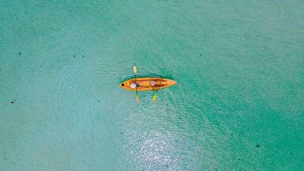 Erkekler Kadınlar Koh Mak Tayland Turkuaz Renkli Okyanusunda Kano Satıyorlar — Stok fotoğraf
