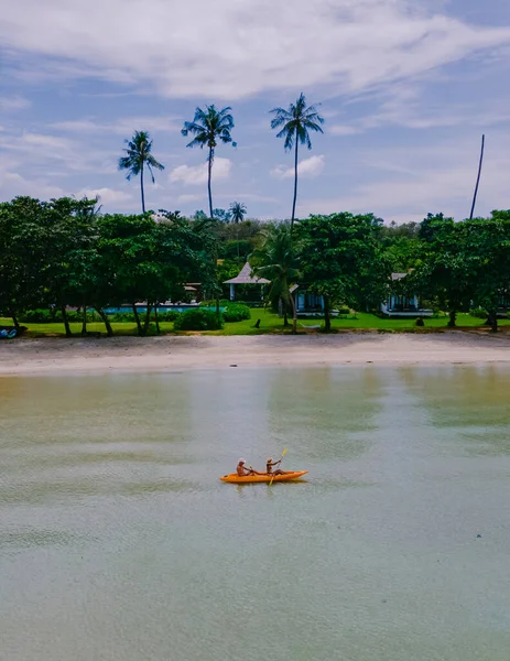 Pareja Hombres Mujeres Mediana Edad Remando Kayak Océano Isla Tropical —  Fotos de Stock