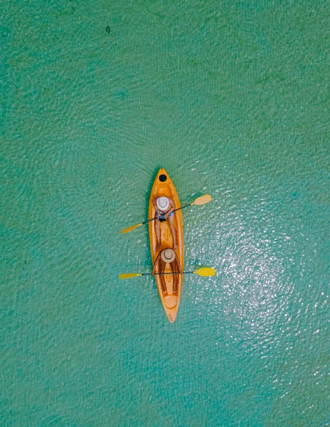 Hombres Mujeres Kayak Vendiendo Océano Color Turquesa Isla Tropical Koh — Foto de Stock