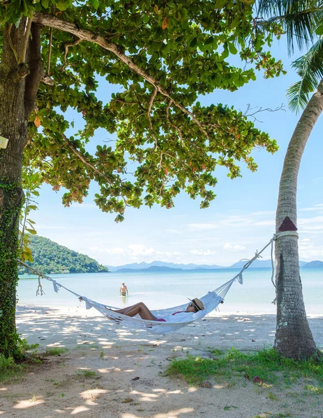 Homens Mulheres Relaxando Uma Praia Tropical Rede Praia Entre Palmeiras — Fotografia de Stock