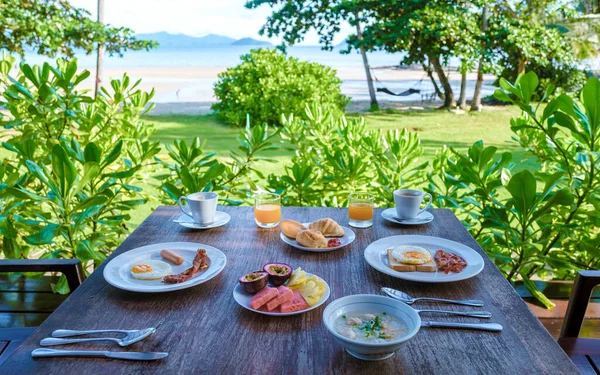 Mesa Pequeno Almoço Praia Com Palmeiras Tailândia Café Manhã Colorido — Fotografia de Stock