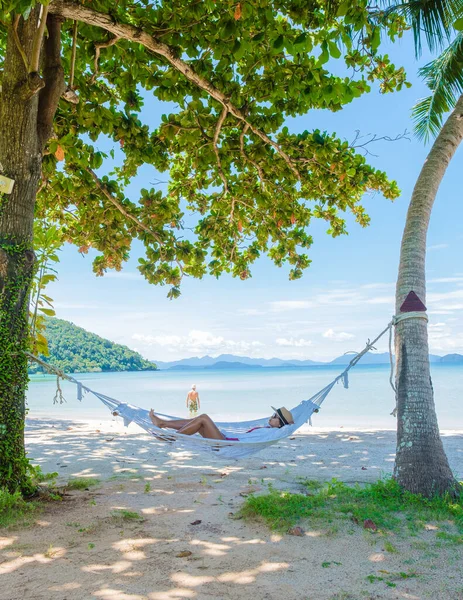 Homens Mulheres Relaxando Uma Praia Tropical Rede Praia Entre Palmeiras — Fotografia de Stock