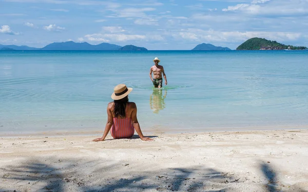 Koh Mak Thailandia Spiaggia Tropicale Con Paio Uomini Donne Sulla — Foto Stock