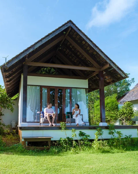 Paar Voor Een Bungalow Vakantie Koh Mak Thailand Een Luxe — Stockfoto
