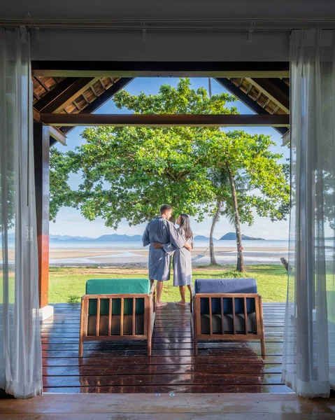 Tatilde Bir Bungalovun Önündeki Çift Koh Mak Tayland Tropikal Okyanus — Stok fotoğraf