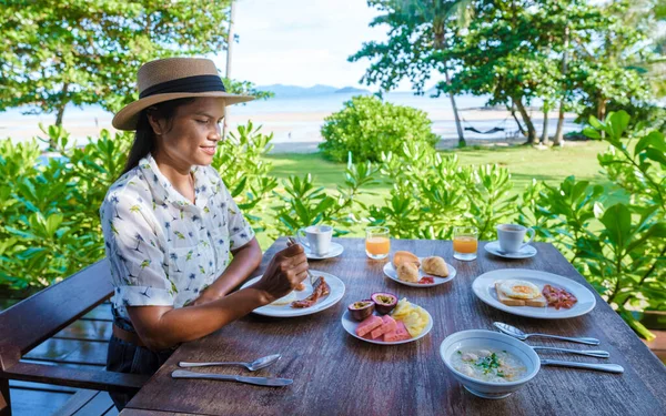 Donne Con Tavolo Colazione Sulla Spiaggia Con Palme Thailandia Colazione — Foto Stock