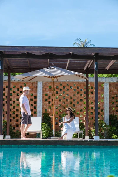 Piscina Lujo Una Isla Tropical Hombres Mujeres Relajándose Una Piscina — Foto de Stock