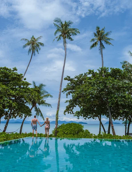 Piscina Luxo Uma Ilha Tropical Homens Mulheres Relaxando Uma Piscina — Fotografia de Stock