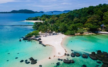 Koh Kham Trat Tayland, Koh Mak Tayland yakınlarındaki tropik adanın havadan görünüşü. Beyaz kumlu sahil, palmiye ağaçları ve okyanusta beyaz kumlu büyük siyah kaya taşları.
