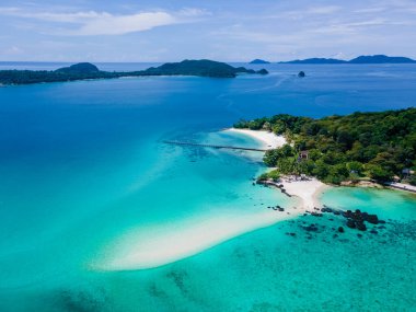Koh Kham Trat Tayland, Koh Mak Tayland yakınlarındaki tropik adanın havadan görünüşü. Beyaz kumlu sahil, palmiye ağaçları ve okyanusta beyaz kumlu büyük siyah kaya taşları.