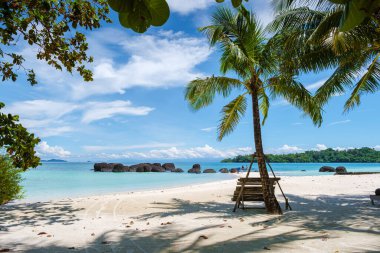 Koh Kham Trat Tayland, Koh Mak Tayland yakınlarındaki tropik adanın havadan görünüşü. Beyaz kumlu sahil, palmiye ağaçları ve okyanusta beyaz kumlu büyük siyah kaya taşları.