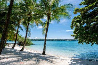 Koh Kham Trat Tayland, Koh Mak Tayland yakınlarındaki tropik adanın havadan görünüşü. Beyaz kumlu sahil, palmiye ağaçları ve okyanusta beyaz kumlu büyük siyah kaya taşları.