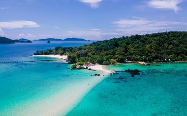 Koh Kham Trat Tayland 'ın insansız hava aracı görüntüsü, Koh Mak Tayland yakınlarındaki tropik adanın havadan görüntüsü. Beyaz kumlu sahil, palmiye ağaçları ve okyanusta büyük siyah kaya taşları.