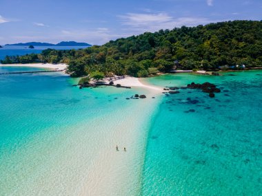 Koh Kham Trat Tayland, Koh Mak Tayland yakınlarındaki tropik adanın havadan görünüşü. Beyaz kumlu sahil, palmiye ağaçları ve okyanus manzaralı büyük siyah kaya taşları.