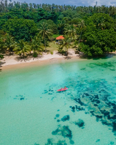 Män Och Kvinnor Kajak Det Turkosfärgade Havet Den Tropiska Koh — Stockfoto