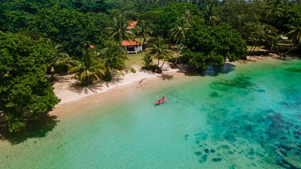 Homens Mulheres Caiaque Vendendo Oceano Cor Azul Turquesa Ilha Tropical — Fotografia de Stock