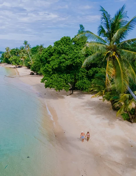 Tropisch Strand Met Palmbomen Een Paar Mannen Vrouwen Vakantie Een — Stockfoto