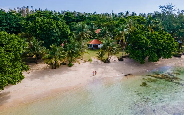 Spiaggia Tropicale Con Palme Paio Uomini Donne Vacanza Isola Tropicale — Foto Stock