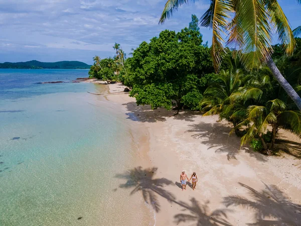 ヤシの木がある熱帯のビーチ タイの熱帯の島で休暇中の男性と女性のカップル 熱帯の島のターコイズブルーの水とヤシの木無人航空機の眺め — ストック写真