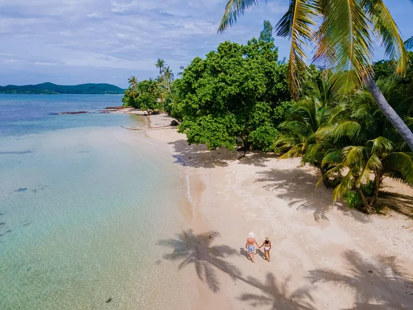 ヤシの木がある熱帯のビーチ タイの熱帯の島で休暇中の男性と女性のカップル 熱帯の島のターコイズブルーの水とヤシの木無人航空機の眺め — ストック写真