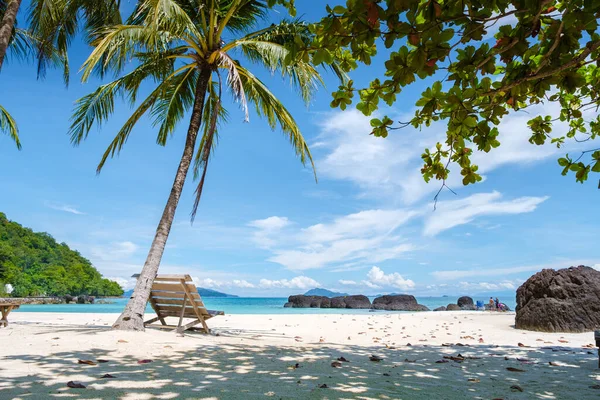 トラット Koh Kham Trat Thailand タイのコマック島付近の熱帯島 ヤシの木を持つ白い砂浜と白い砂浜を持つ海の大きな黒い岩の石 — ストック写真