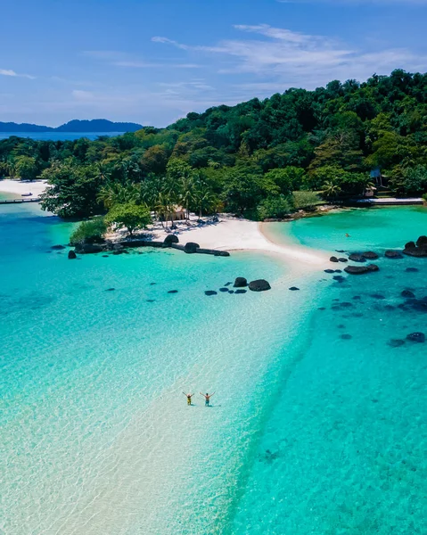 トラット Koh Kham Trat Thailand タイのコマック島付近の熱帯島 ヤシの木がある白い砂浜とドローンからの海の景色の大きな黒い岩 — ストック写真