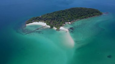 Koh Kham Trat Tayland 'ın insansız hava aracı görüntüsü, Koh Mak Tayland yakınlarındaki tropik adanın havadan görüntüsü. Beyaz kumlu sahil, palmiye ağaçları ve okyanusta büyük siyah kaya taşları.