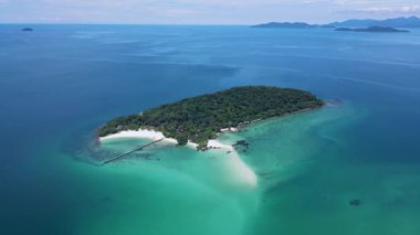 Koh Kham Trat Tayland 'ın insansız hava aracı görüntüsü, Koh Mak Tayland yakınlarındaki tropik adanın havadan görüntüsü. Beyaz kumlu sahil, palmiye ağaçları ve okyanusta büyük siyah kaya taşları.